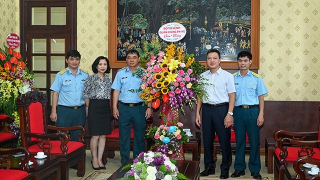 越南防空空军军种代表团向《人民报》社赠送花篮。